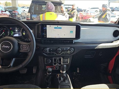 Used 2025 Jeep Wrangler Willys image 9