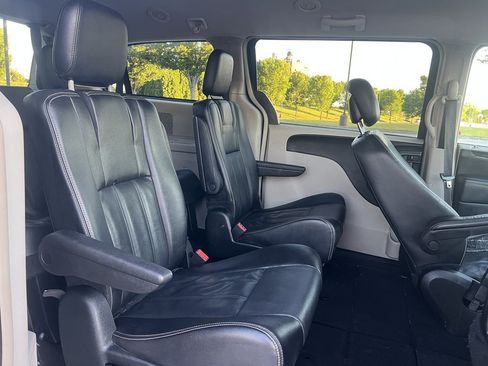 Used 2014 Chrysler Town & Country Touring FWD image 12