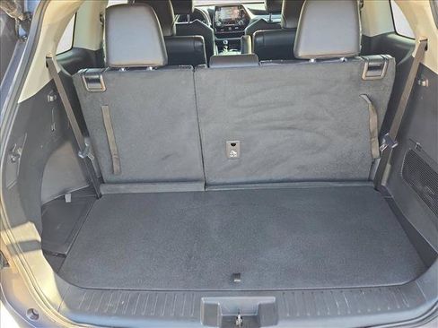 Used 2021 Toyota Highlander XLE FWD image 6
