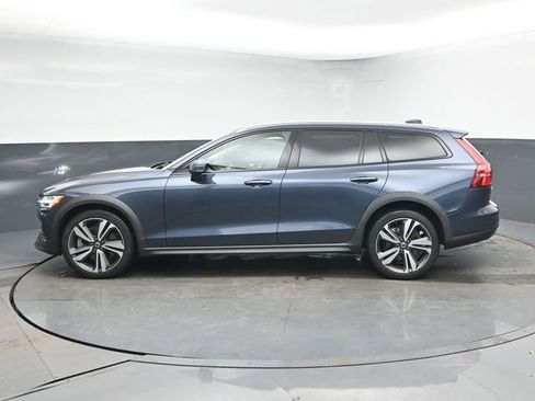 Used 2023 Volvo V60 B5 Cross Country Plus image 5