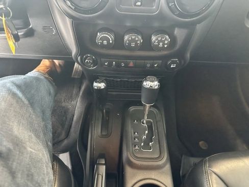 Used 2015 Jeep Wrangler Unlimited Sahara image 11