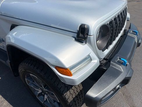 Used 2024 Jeep Wrangler Unlimited w/ Convenience Group AWD/4WD image 15