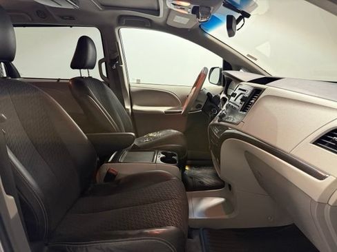 Used 2013 Toyota Sienna SE FWD image 25