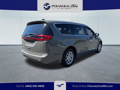 Used 2025 Chrysler Pacifica Select FWD image 5