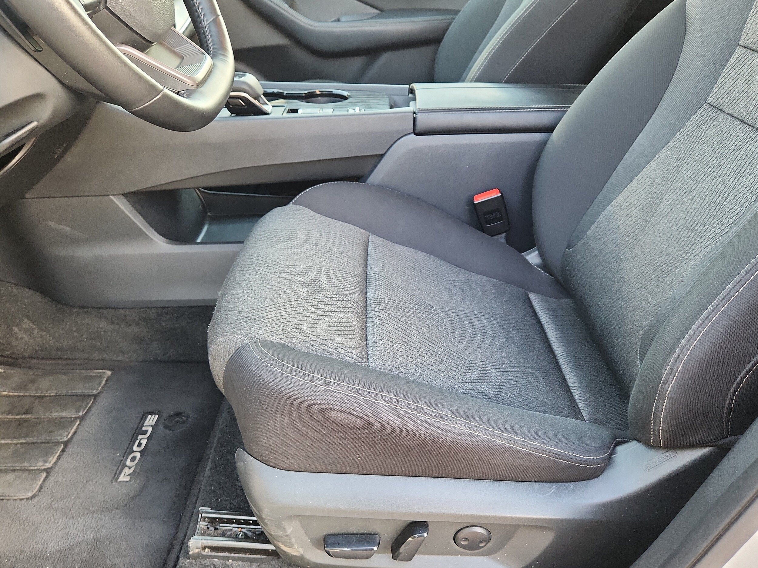 Used 2025 Nissan Rogue SV FWD image 9