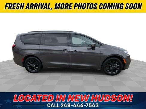 Used 2021 Chrysler Pacifica Touring w/ S Appearance Package image 3