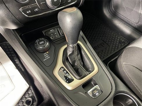 Used 2017 Jeep Cherokee Sport w/ Cold Weather Group image 9