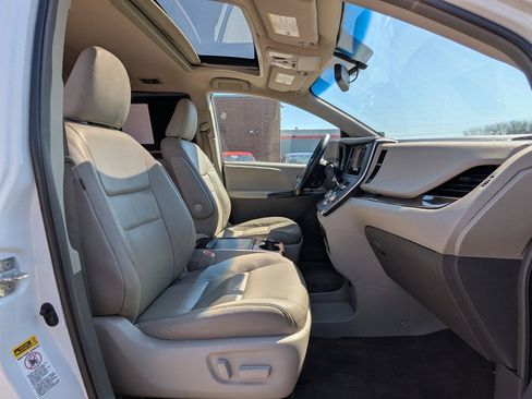 Used 2017 Toyota Sienna XLE FWD image 16