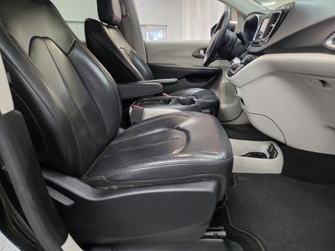 Used 2018 Chrysler Pacifica Touring-L FWD image 11