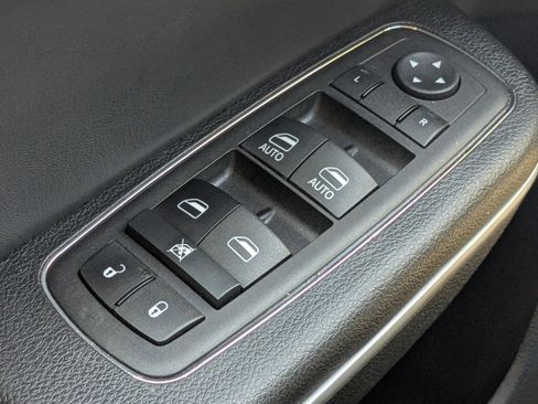 Used 2023 Chrysler 300 Touring L image 22