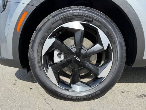 Certified 2025 Kia Sorento EX image 12