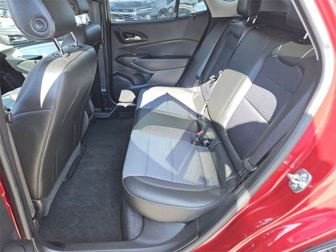 Used 2025 Chevrolet Trax LT w/ LT Convenience Package image 26