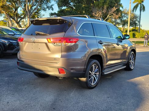 Used 2017 Toyota Highlander XLE image 5