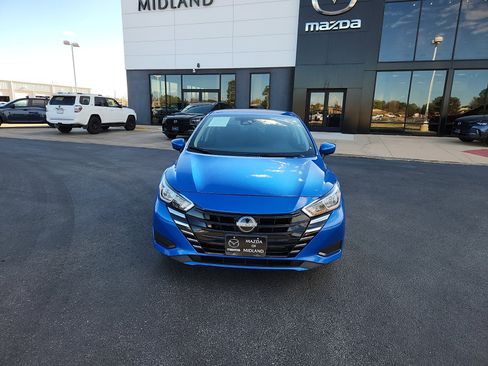 Used 2023 Nissan Versa SV image 2