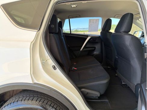 Used 2018 Toyota RAV4 LE FWD image 13