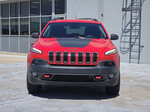 Used 2017 Jeep Cherokee Trailhawk image 2