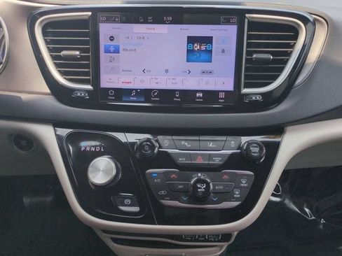 Used 2024 Chrysler Pacifica Touring-L FWD image 19