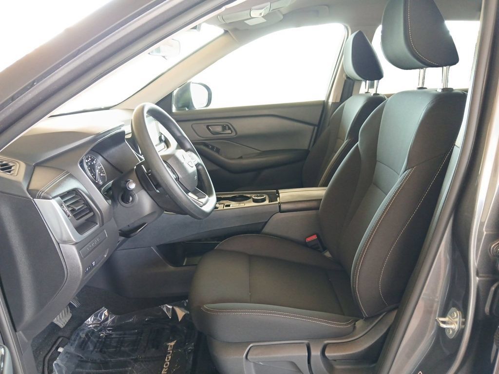 Used 2025 Nissan Rogue S AWD/4WD image 10