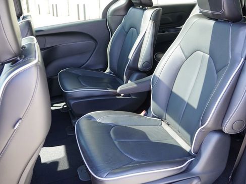 Certified 2024 Chrysler Pacifica Premium image 18