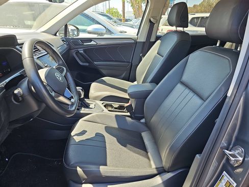 Used 2023 Volkswagen Tiguan SE w/ Panoramic Sunroof Package FWD image 11