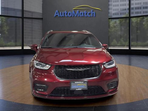 Used 2021 Chrysler Pacifica Touring w/ Uconnect Theater Family Group image 2