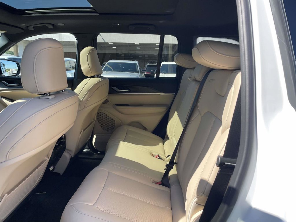 New 2027 Jeep Grand Cherokee Limited AWD/4WD image 20