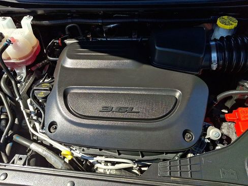 Used 2024 Chrysler Pacifica Touring-L FWD image 30