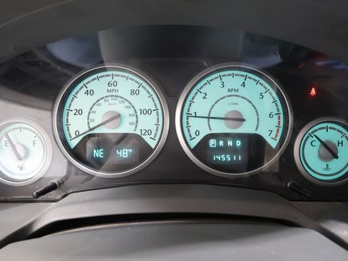 Used 2010 Chrysler Town & Country Touring image 8