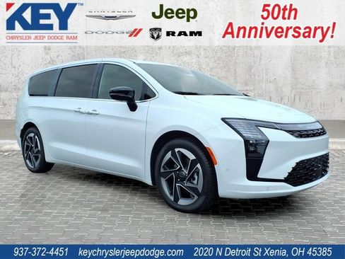 New 2027 Chrysler Pacifica Limited FWD image 1