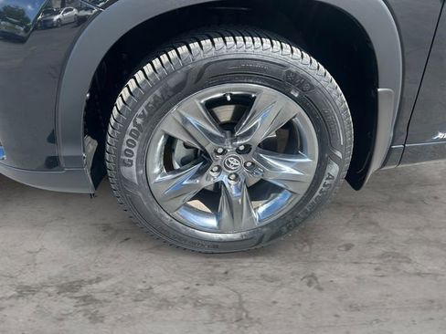 Certified 2019 Toyota Highlander Limited Platinum image 9