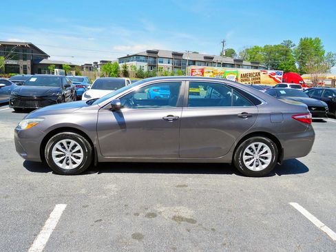 Used 2017 Toyota Camry LE image 10