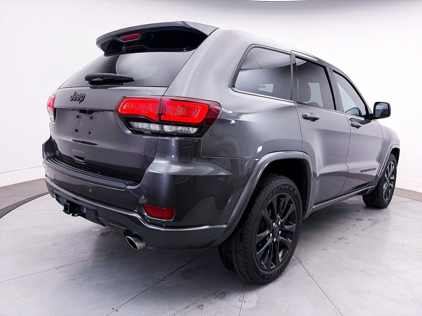 Used 2019 Jeep Grand Cherokee Altitude AWD/4WD image 12