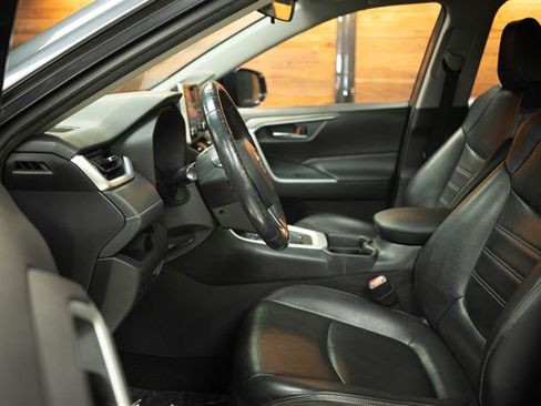 Used 2019 Toyota RAV4 XLE Premium w/ Carpet Mat Package FWD image 9