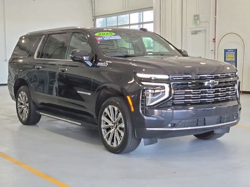 Used 2025 Chevrolet Suburban High Country AWD/4WD image 3