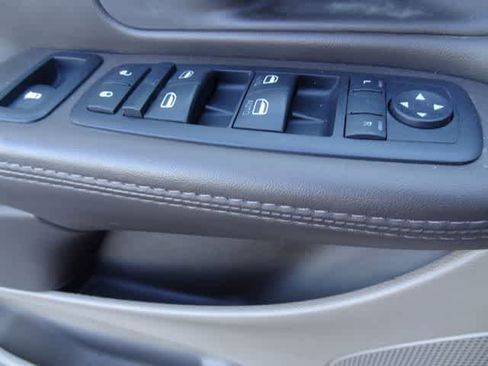 Used 2014 Chrysler Town & Country Touring FWD image 17