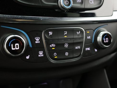 Used 2023 Chevrolet Traverse LT FWD image 22