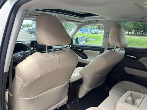 Used 2020 Toyota Highlander XLE FWD image 18