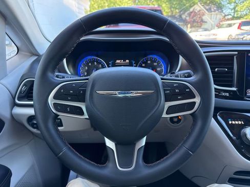 Used 2017 Chrysler Pacifica Touring-L FWD image 19