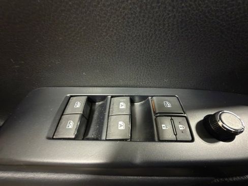 Used 2018 Toyota Highlander SE image 11