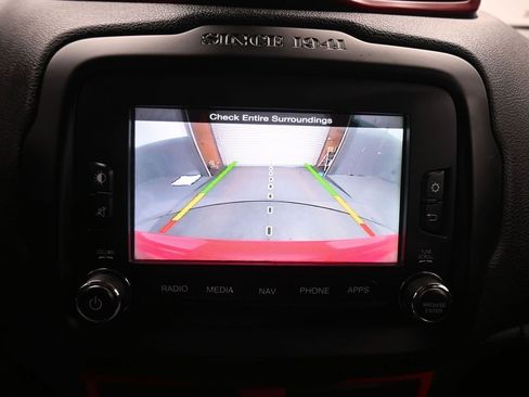Used 2017 Jeep Renegade Altitude FWD image 18