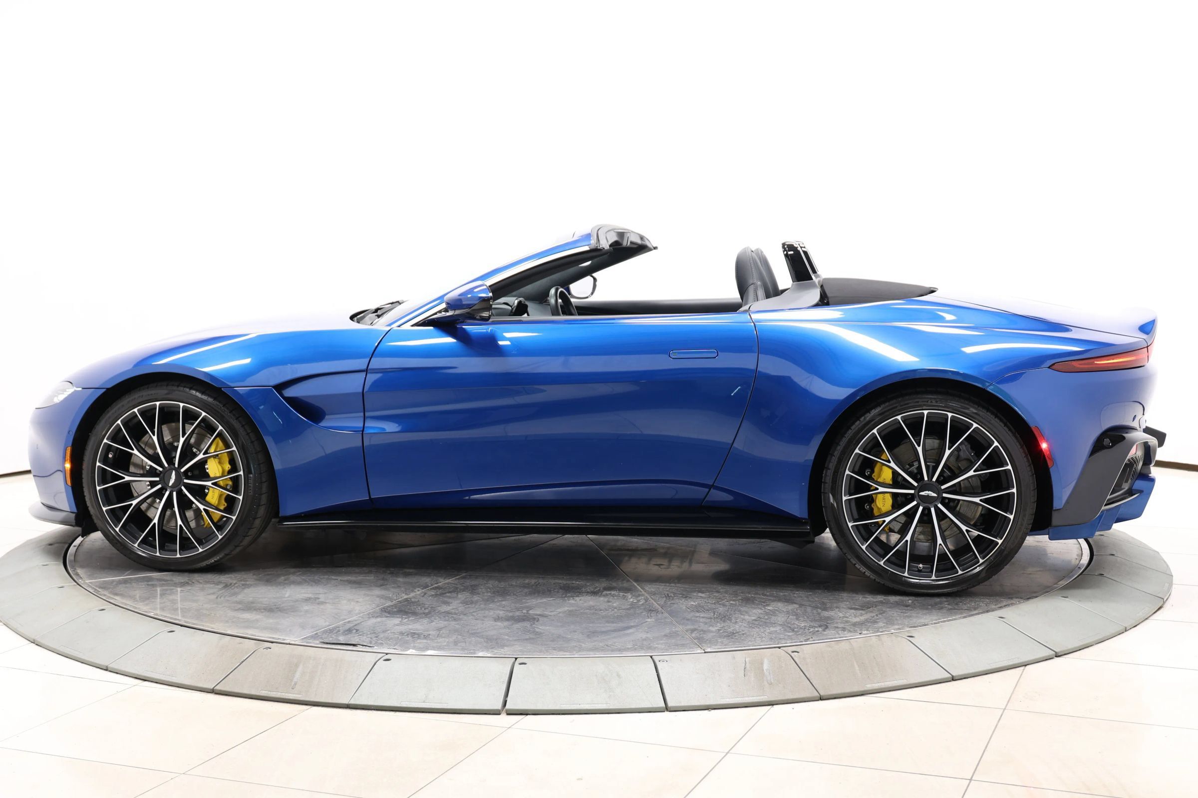 Used 2023 Aston Martin V8 Vantage Roadster RWD image 10