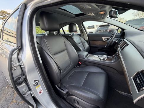 Used 2014 Jaguar XF RWD image 8