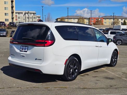 Used 2023 Chrysler Pacifica Limited w/ S Appearance Package FWD image 8