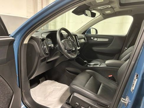 Used 2025 Volvo XC40 B5 Core image 8