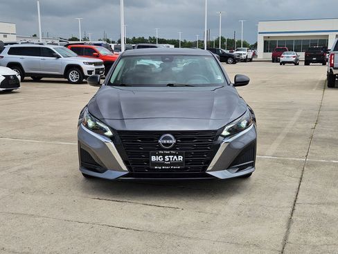 Used 2025 Nissan Altima 2.5 SV FWD image 11