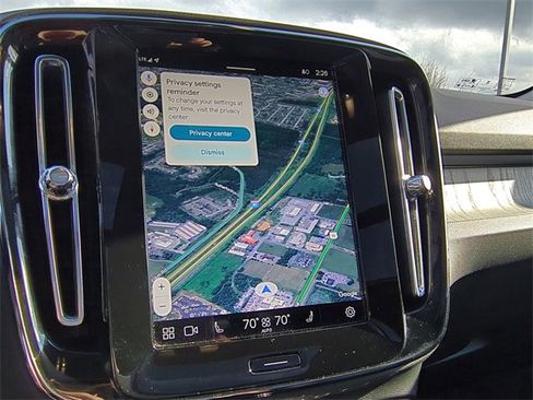 Used 2025 Volvo XC40 B5 Plus image 9