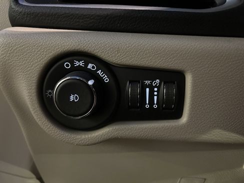 Used 2021 Chrysler Pacifica Touring image 18