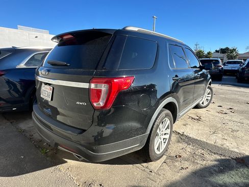 Used 2018 Ford Explorer XLT image 3