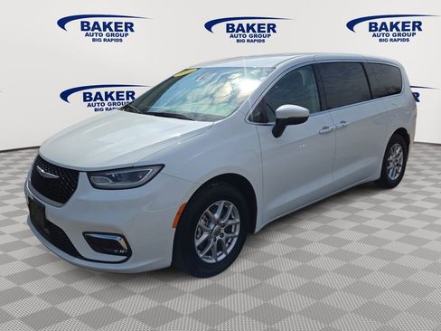 Used 2023 Chrysler Pacifica Touring-L image 3