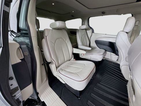 Used 2020 Chrysler Pacifica Limited FWD image 29